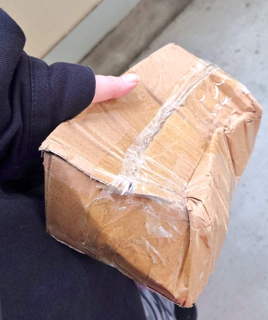 katsumi_gamer's tweet image. 名前と物からしてAmazonなんやけど
これさぁ？
欲しリス商品なんやけど(´・ω・｀)
箱ベキベキってどーなんよ……
#Amazon #欲しリス商品