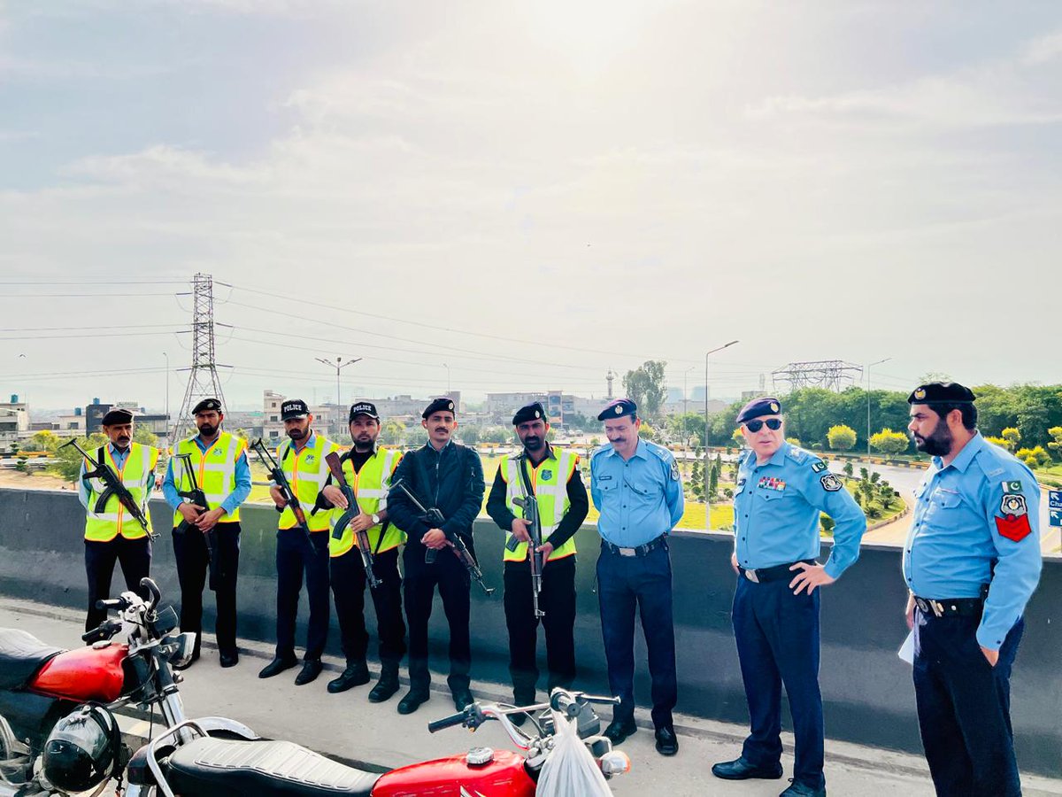 ICT_Police's tweet image. ایس پی ایوانِ صدر/ پارلیمنٹ لاجز محمد طاہر خان نے شہر کے مختلف ڈیوٹی پوائنٹس پر سکیورٹی انتظامات کا جائزہ لیا اور ڈیوٹی پر مامور افسران کو الرٹ رہنے کی ہدایات جاری کیں۔

#WeRIslamabadPolice #Islamabad #OPS
