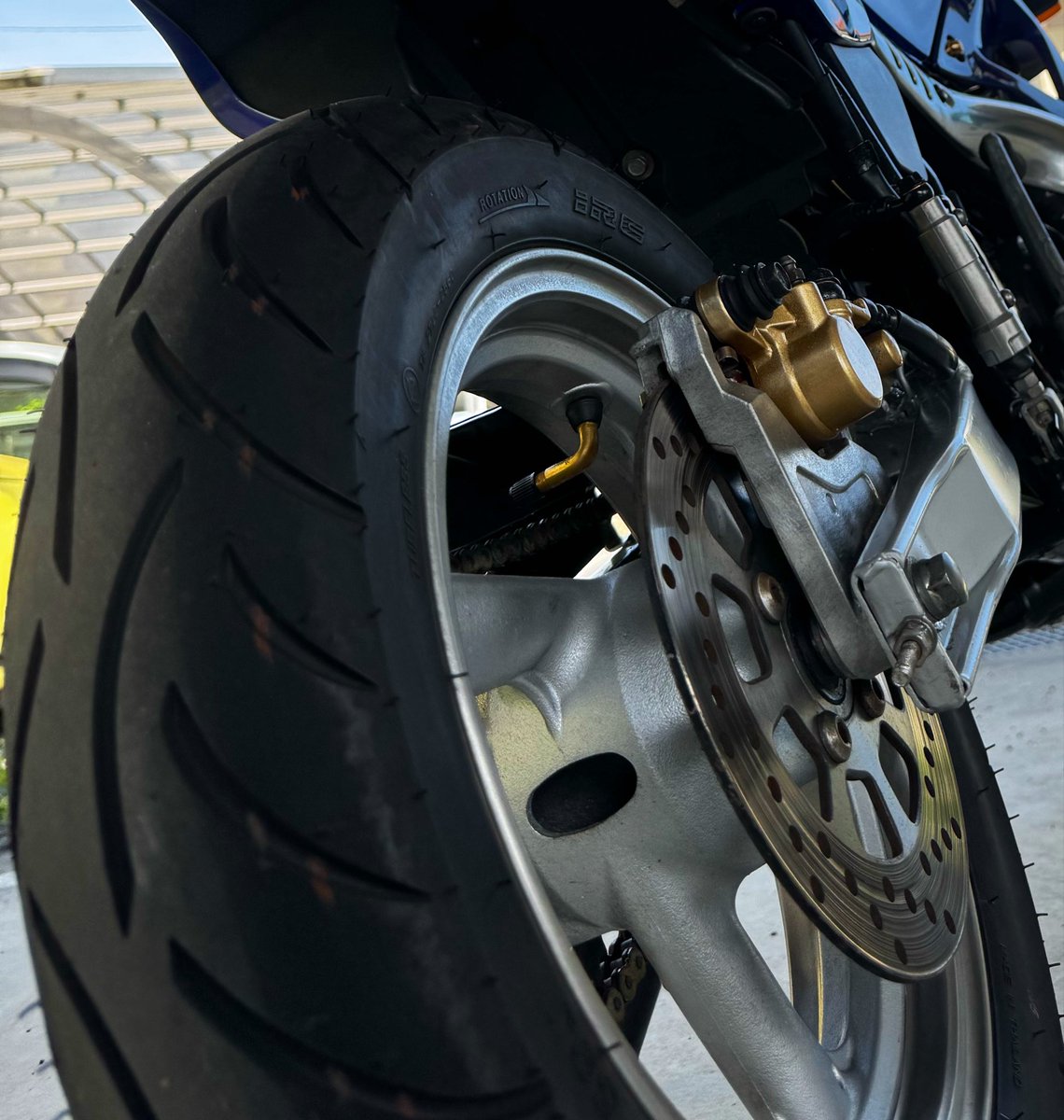 yyrider_cb1300's tweet photo. サス変えるだけで倒し込む安心感がタイヤに現れた😙
まぁ〜サーキット走るわけでもないし
ご安全に🫡
#TDR80

↓交換前　　　　　　　　↓交換後 https://t.co/yFG88DgGBG