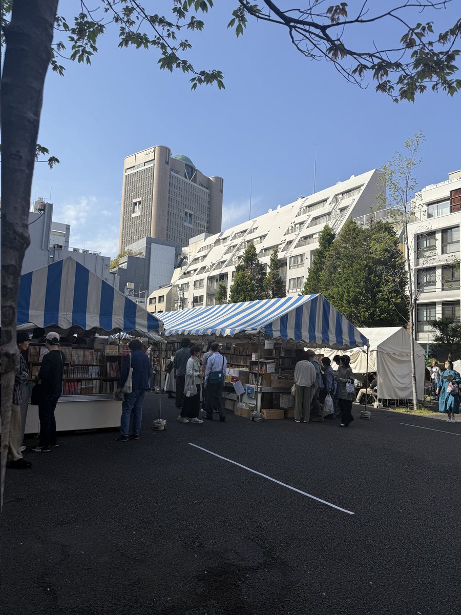 本日も多くの方にご来場いただいております📚

本を探す人の流れと空気が重なり、
神保町という街の魅力が一日で最も濃く現れる時間です。

#古本博覧会 #神保町 #古本
