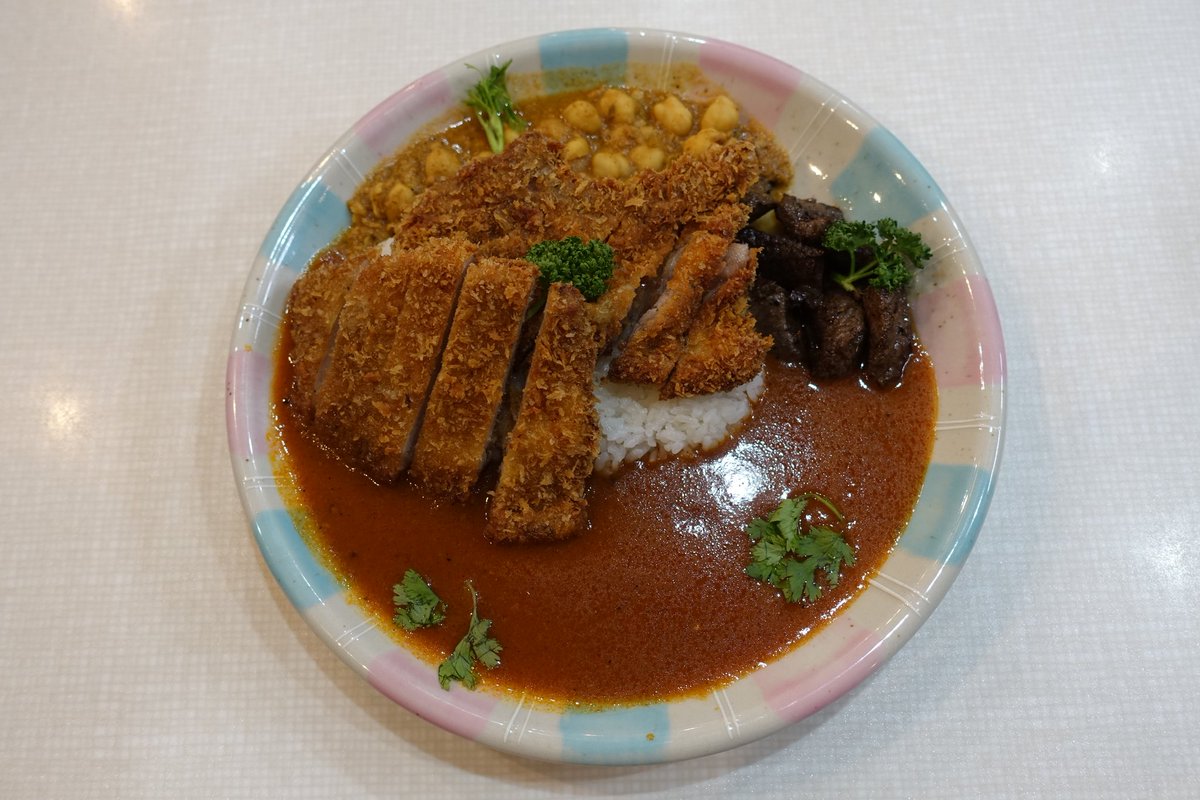 セイロンカリーのランジのご馳走カリー（全部のせ）日本米
#カツカレーオールスターズ #セイロンカリー #カツカレー #ジャパニーズカレーフェスティバル #築地カレー instagram.com/p/DXTZgSLmWQ9/