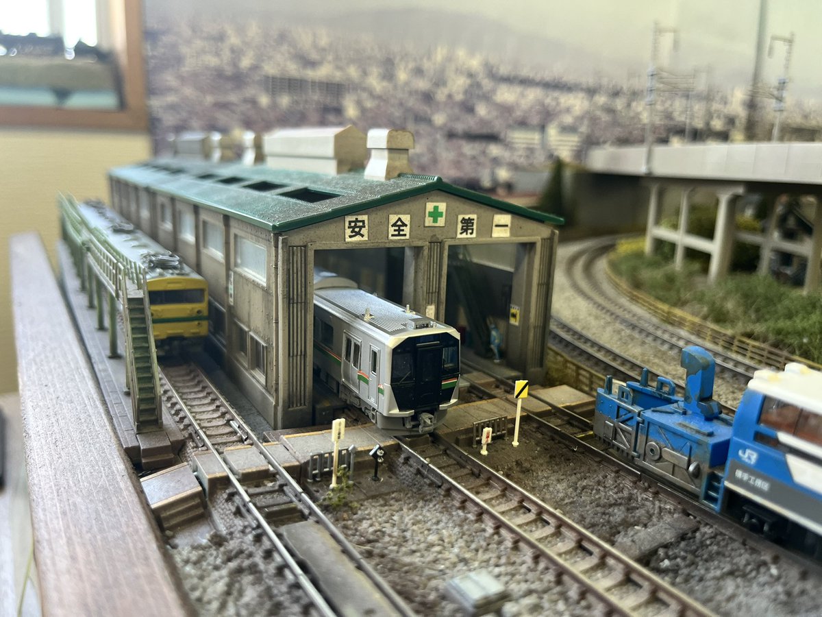 Pontaka81's tweet photo. E723系5000番台。
実車はついに山形に到着しましたね〜

という事で、Nゲージ車両を製作者様よりお借りして撮影してみました。

やまばとレンタルレイアウトにて https://t.co/eoFKXZ9zob