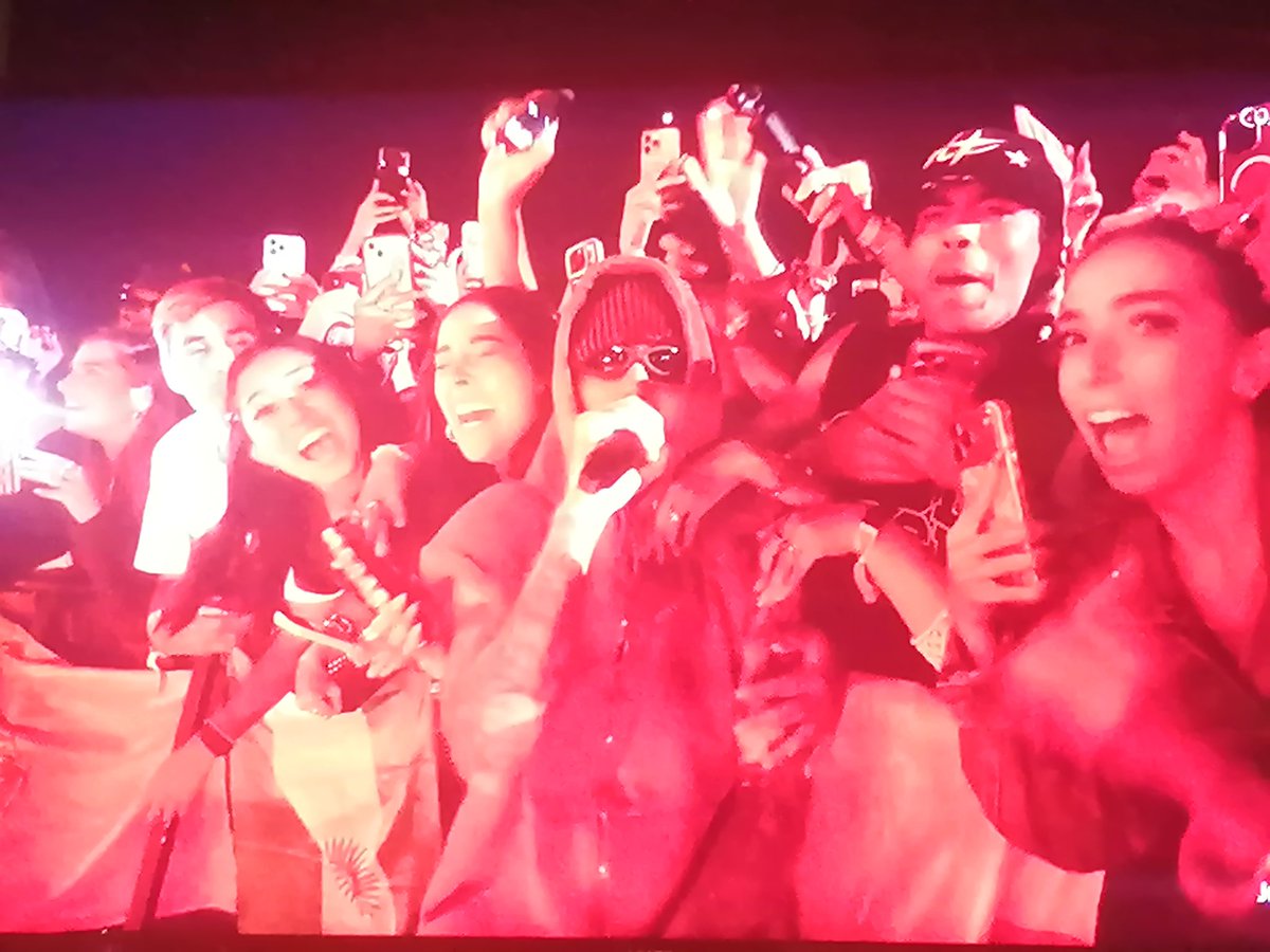 Justin bajo con los fans hahahaha🫶🏼

#BIEBERCHELLA #coachella