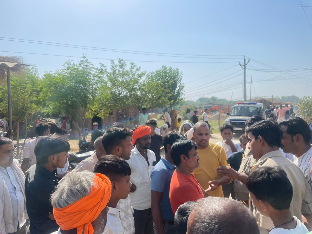 FastNewsInd's tweet photo. आगरा-घर के बाहर बैठी वृद्ध महिला आई ट्रैक्टर की चपेट में 

ट्रैक्टर की चपेट में आने से वृद्ध महिला की मौत

  वृद्ध महिला की मौत से परिजनों में मचा कोहराम 

थाना बसई अरेला क्षेत्र के बीधापुरा का मामला

#Agra @agrapolice @Uppolice https://t.co/Sx4H6RNmrQ