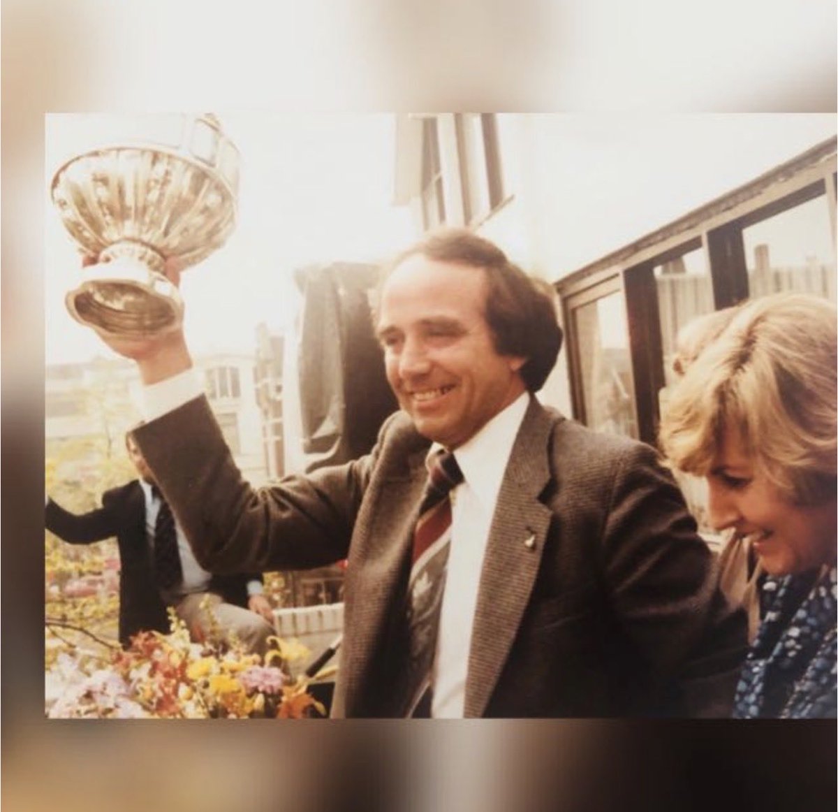 molenaarmarleen's tweet image. Staat @AZAlkmaar vandaag weer met de dennenappel? Hier mijn ouders in 1978 op het balkon van hun Wastora in Zaandam #huldiging daarna naar het gemeentehuis @gemeentealkmaar Een jaar later overleed Cees Molenaar #historie #respect