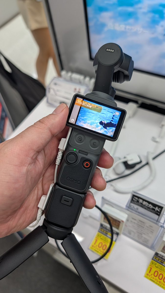 _NJ69_'s tweet photo. DJI Osmo Pocket 4 実機触ってきた！

左下のグリグリ、ものすごい扱いやすくなってる！なんかジンバルのモーターも滑らかに感じるのは気のせいか。画面下に追加された物理ボタンの電子ズーム、こりゃ便利ですな。

4 Pro 待ちなのに欲しくなっちゃっちゃった。 https://t.co/KXkUuDqSF5