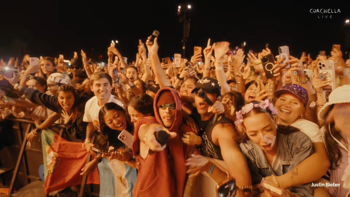 trackbyori's tweet photo. JUSTIN BIEBER RODEADO DE FANS Y LA BANDERA ARGENTINA NO LO PUEDO CREER 

#bieberchella https://t.co/cWoUqWdKYQ