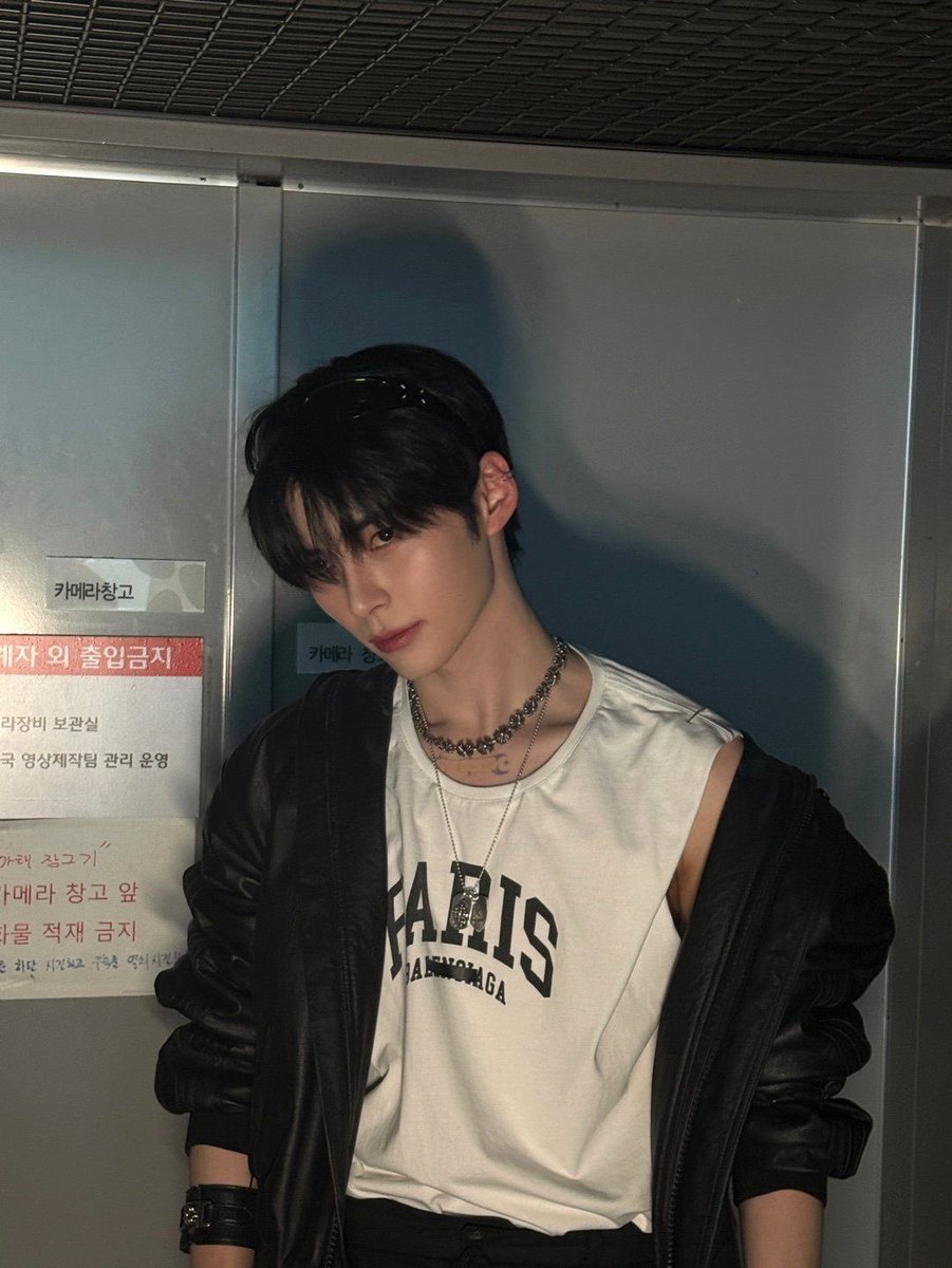 성한빈 쇄골 tweet media