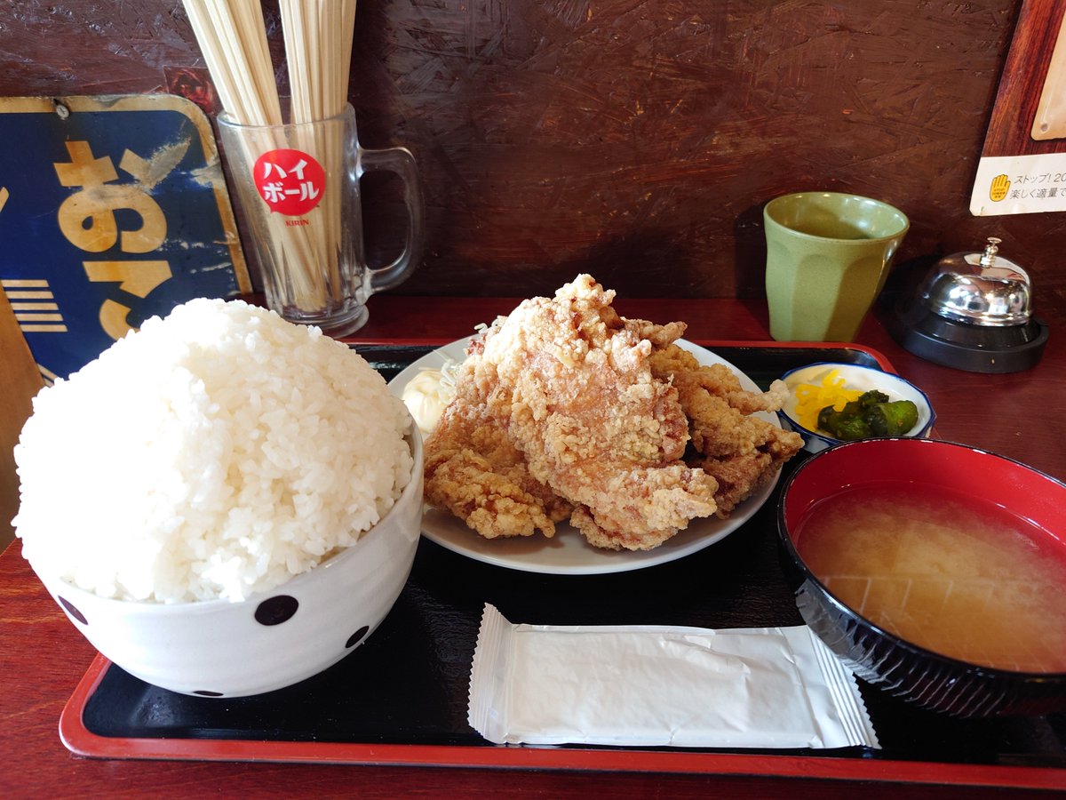 enoshimaru's tweet photo. どデ��唐揚げ定食(唐揚げ3個)
ごはん大盛り(800ｇ)
この前テレビで見たので行ってみた。唐揚げはもも肉二つ切り(？)サイズでぷりぷりして美味しかった。
総重量は2kg位かな？やはりこのくらいが自分の限界量だな。
 #わっしょい  #太田市  #群馬県
 #からあげ https://t.co/zsaaZWzNyD