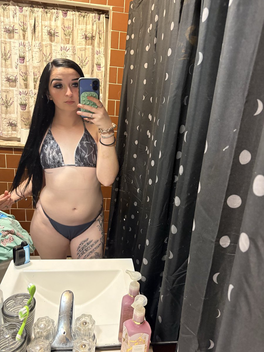 swiftteee's tweet photo. 🫣🙈 Dm meee i’m bored 😴 #bored #freak #freaky #textme #dmme #onlyfans https://t.co/Q10nqGbHdT