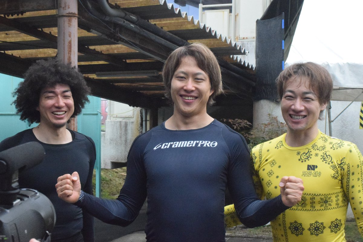 sponichikeirin's tweet photo. 【#武雄競輪 #開設７６周年記念 ２日目】

１０Ｒは九州トリオで上位独占

#山崎賢人 の強烈なカマシで #山田庸平 が差し切った
３番手の #佐々木翔一 も懸命に続いて３着
初のＧⅢ準決勝進出を決めた

３人で写真撮影の際は山田が「最後だと思うんで」と佐々木をまん中に
佐々木も「おい！」とツッコみつつ、「自分の中で１着みたいなもの」と喜んだ