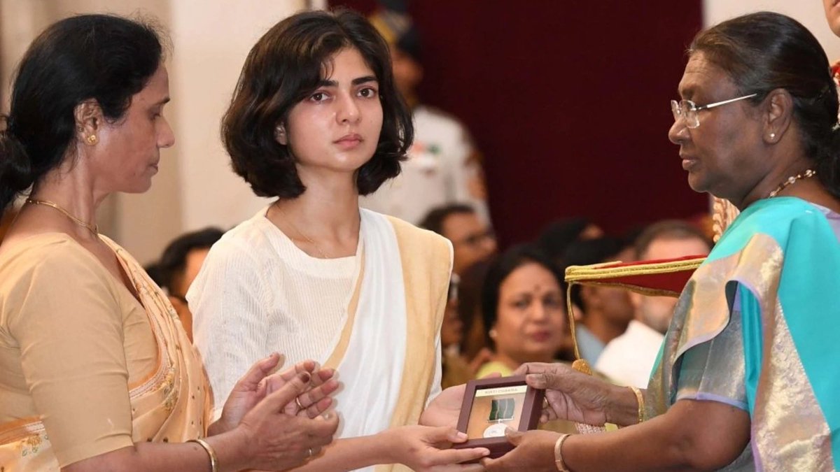 anarkaliofara's tweet image. She is Smriti Singh!

She sacrificed her husband for the country India. In return, her in-laws wanted her to be RAPED by her brother-in-law. 

Yes, I am using the word "RAPED" because that is exactly what it is. Her in-laws were not just greedy for pension and compensation money