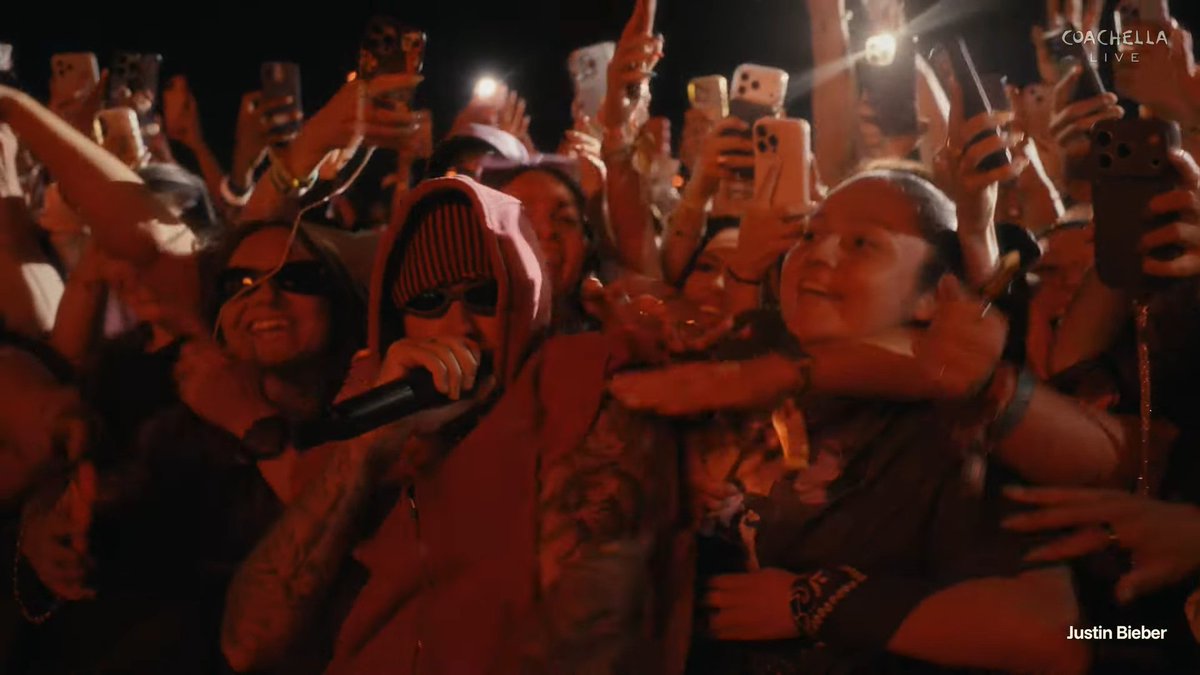 Justin Bieber volvió a confiar en sus fans 😭😭😭
#bieberchella