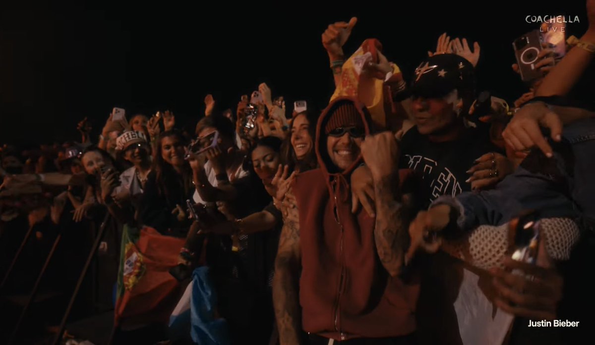 O SORRISO! Justin Bieber foi cantar "SPEED DEMON" com os fãs.