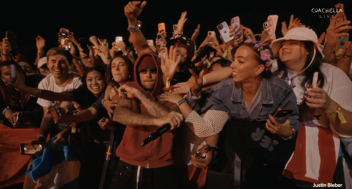 PhilstarNews's tweet photo. IT’S BIEBERCHELLA, BABY! ❤️

Justin Bieber goes into the crowd during his “Speed Demon” performance as he takes Coachella’s main stage once again on Sunday, April 19. #BIEBERCHELLA

📷 Coachella via YouTube https://t.co/lM24AGM4jS