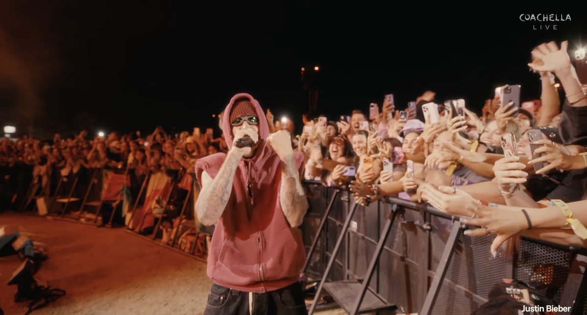 PhilstarNews's tweet photo. IT’S BIEBERCHELLA, BABY! ❤️

Justin Bieber goes into the crowd during his “Speed Demon” performance as he takes Coachella’s main stage once again on Sunday, April 19. #BIEBERCHELLA

📷 Coachella via YouTube https://t.co/lM24AGM4jS