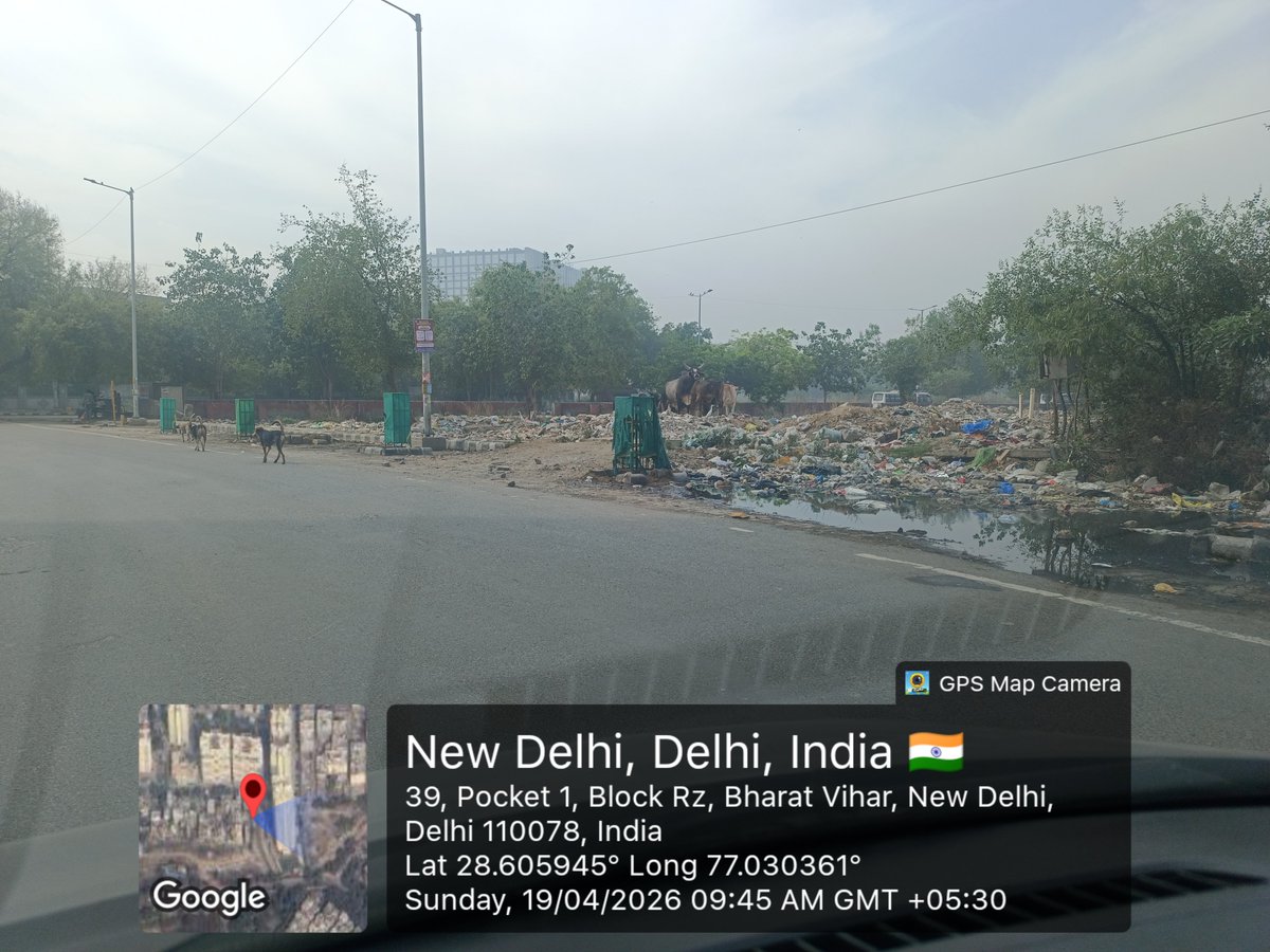 Dekumarp's tweet photo. No changes in current situation despite many requests 
@LtGovDelhi 
@MCD_Del https://t.co/aZsrwBuFF4
