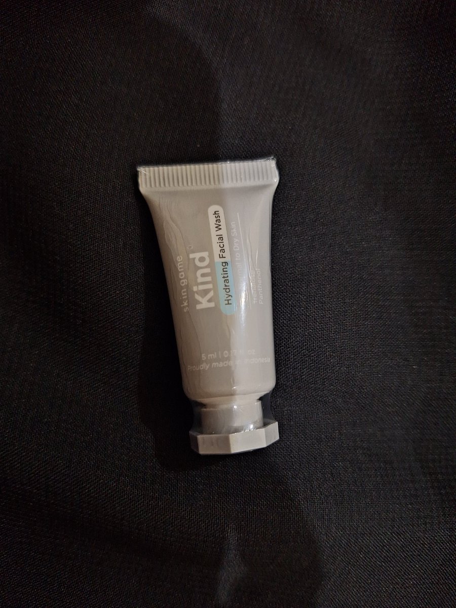 Stop_Kontaq's tweet photo. Kali ini dpt gift facial wash mini (ga expect sekicik iniii) 🤏
Tapi not my type karna dia ga berbusa samsekk kaya cetaphil gitu jd kurang berasa ajah~ https://t.co/5MQW6Fr9VW