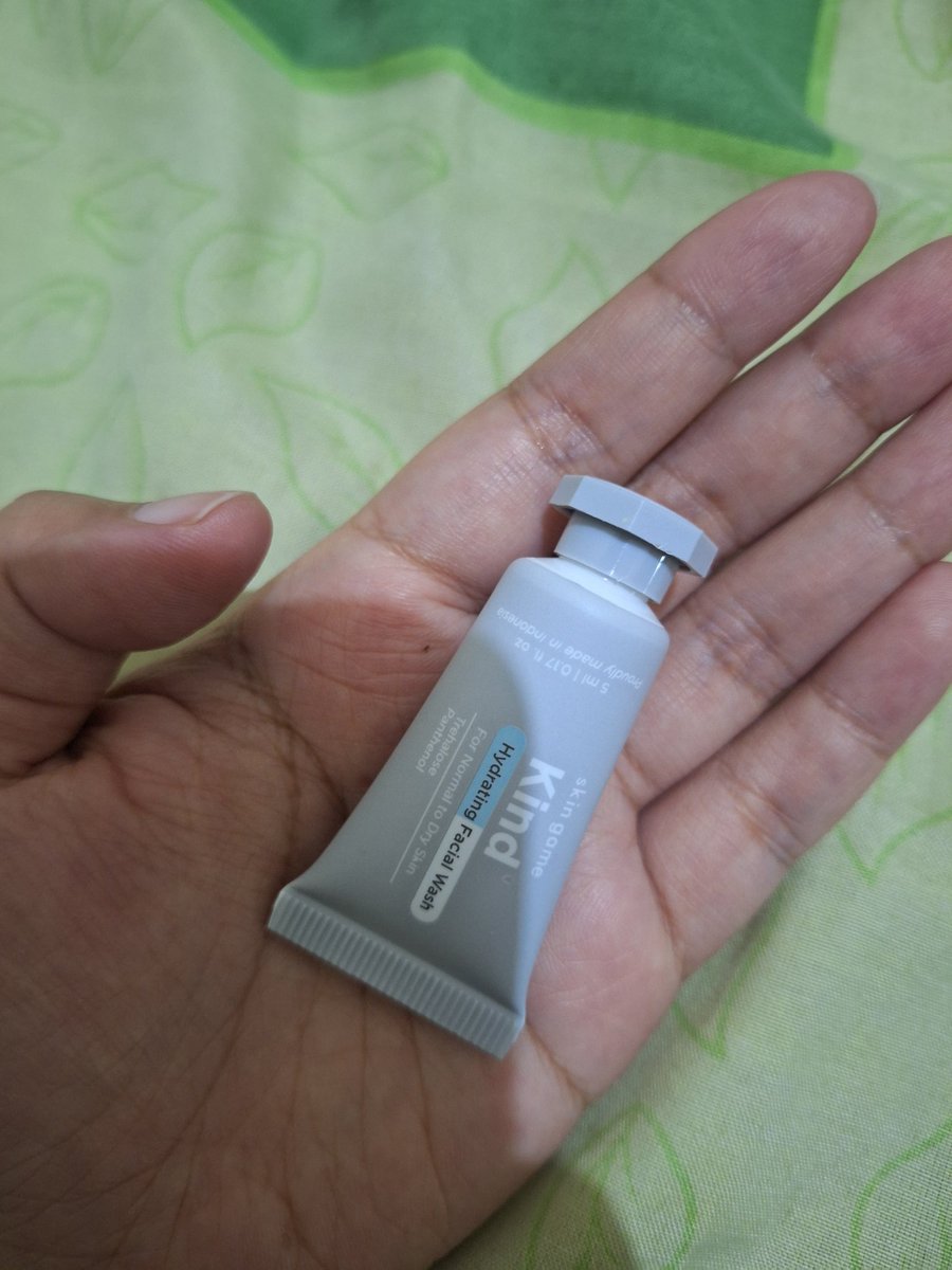 Stop_Kontaq's tweet photo. Kali ini dpt gift facial wash mini (ga expect sekicik iniii) 🤏
Tapi not my type karna dia ga berbusa samsekk kaya cetaphil gitu jd kurang berasa ajah~ https://t.co/5MQW6Fr9VW