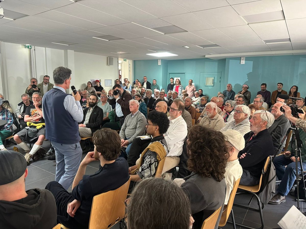 Yann2229354456's tweet photo. FAISONS BRETAGNE !
Hier se tenait la 1ère réunion du nouveau parti autonomiste breton créé par le député @Paul_Molac dans la petite ville de Rostrenen, en Centre-Bretagne. Salle pleine, plus d'une centaine de participants. Un vent nouveau souffle sur la #Bretagne, war-sav Breizh! https://t.co/1JMIeYL68o