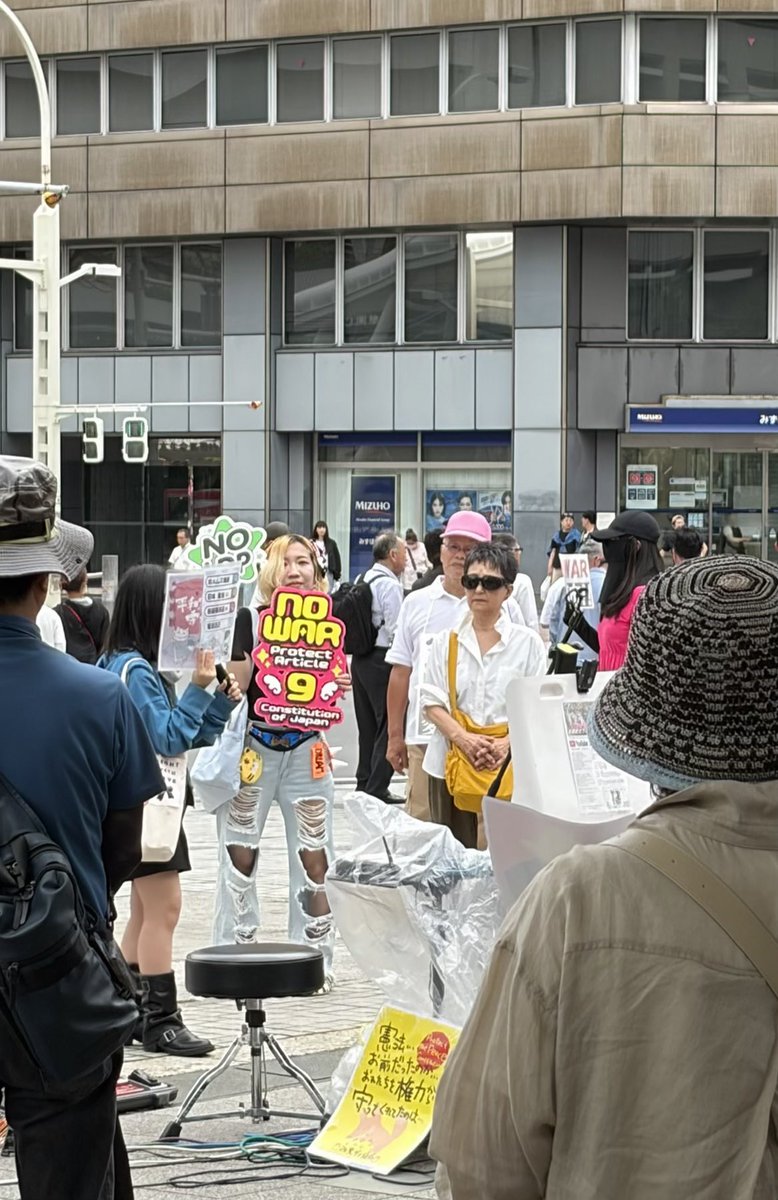 那覇市の「国会前行動連帯、改憲反対！」に途中参加。若い人こそスピーチして！の流れで、「今起きてることは天災じゃない。受け身でいるのはおかしい」と話す大学生、「5時まで飲んでて二日酔い」のお姉さんもマイクをとり、コールのつまづきにはなごやかな笑いがわく、そんな集まりでした。