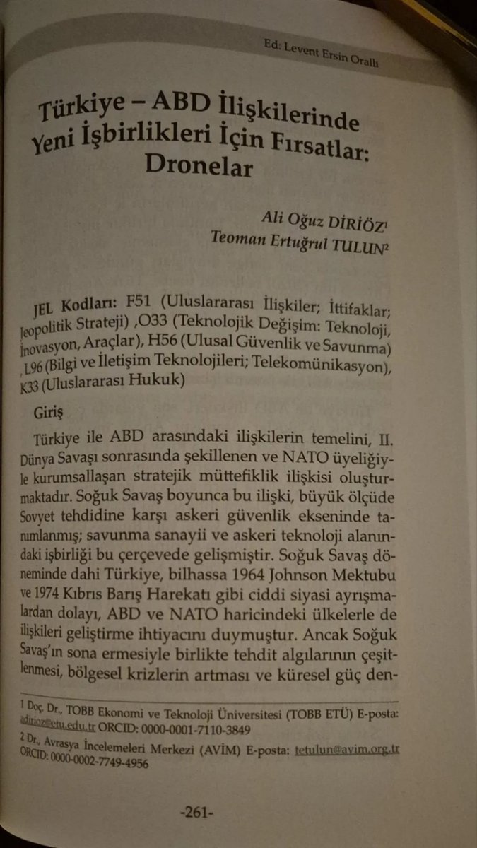 DiriozAO171269's tweet image. Değerli @levent_ersinn  Orallı Hocamızın editörlüğünde, @tesamtr  Yayınlarından çıkan, "Jeopolitik Kırılmalar Işığında, Türkiye - ABD İlişkileri ve Krizler" başlıklı kitaba 📚, dostum Dr. @Ertugrul_Tulun 'la beraber #drone lar ile ilgili bir bölüm yazarak katkıda bulunduk.
