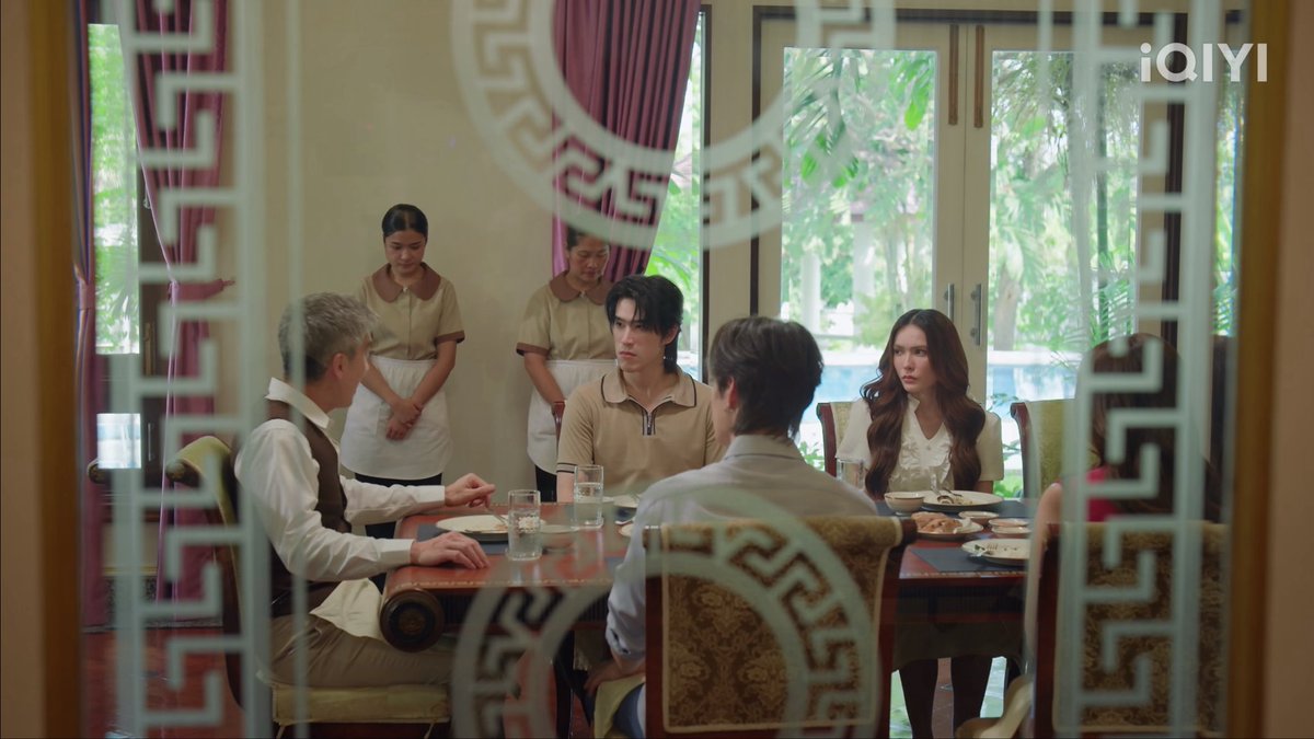 engfasaustin's tweet photo. the difference in the way they're sitting at the table also matters and it makes you understand things. The attention to details is absolute cinema.

When Chonlada sitting with her family, she's not even sitting close to her father. She's the last at the table, just like her sister in law, another woman, because in their eyes, they come last. On the other hand, when she's sitting with Apo's family, she's between Apo and her dad, not the last, not on the other side of the table, alone and neglected. She's cared for and respected, without having to prove herself.

Other details to see the contrast between their families is the light in both houses, dark colors in Lada's house and bright colors in Apo's house, but also the way the maids are sitting with their heads down in Lada's house, compared to the maids in Apo's house. 

THE WATER BLOOMING HEART 
#นทีร้อยเล่ห์ตอนที่5
