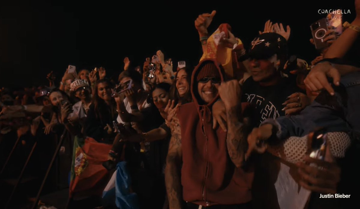 nacaomarvell's tweet photo. Oi Deus, sou eu de novo acordado às 3h da madrugada, vendo esse homem sorrindo e nos fazendo feliz de novo! 

#BIEBERCHELLA https://t.co/RQ7kvpDu68