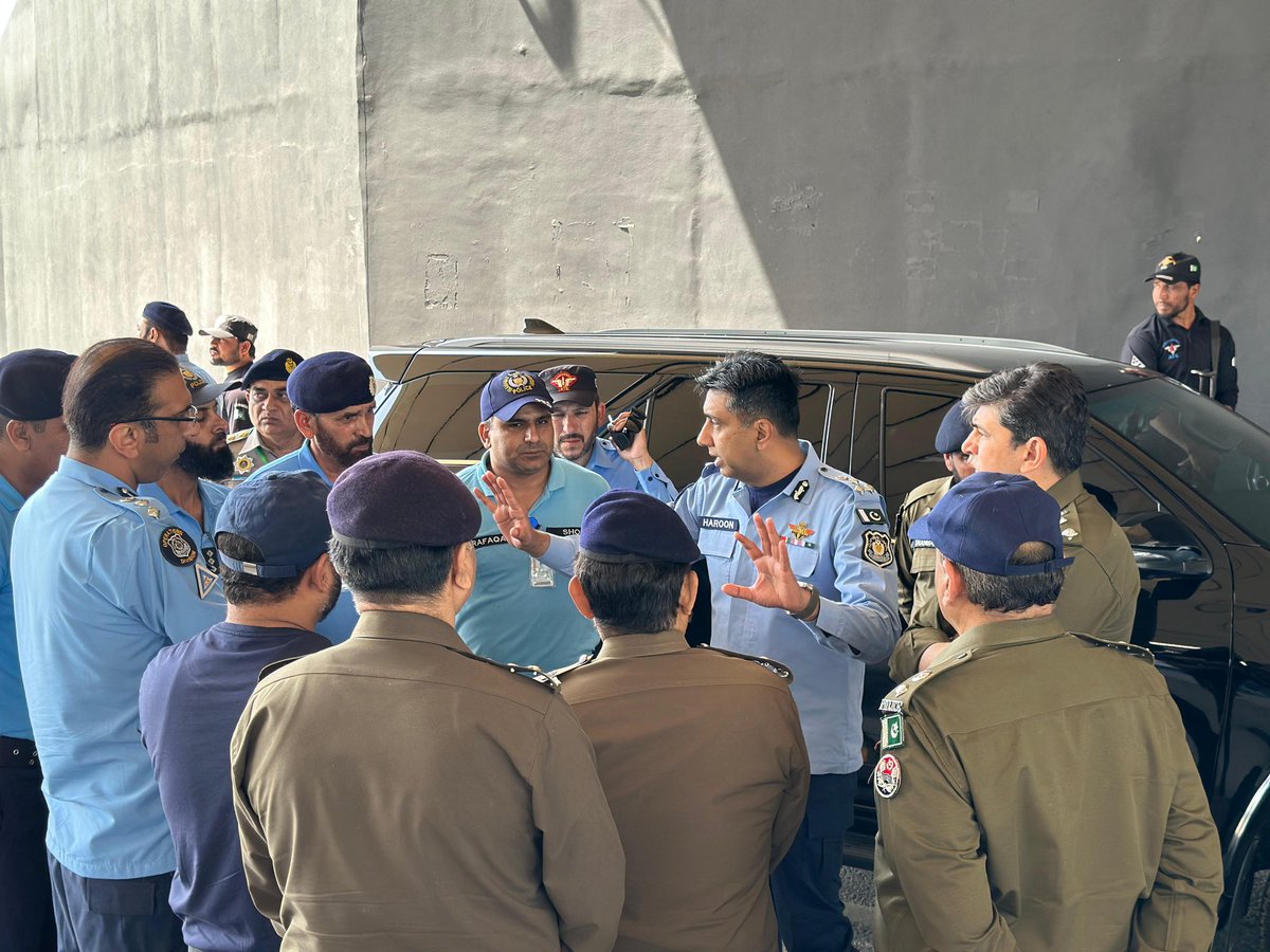 ICT_Police's tweet image. ڈی جی سیف سٹی/ ڈی آئی جی ٹریفک محمد ہارون جوئیہ نے روٹ ڈیوٹی کو چیک کیا اور ڈیوٹی پر موجود افسران و جوانوں کو ڈیوٹی کی حساسیت و اہمیت سے متعلق بریفنگ دی نیز الرٹ رہ کر ڈیوٹی سر انجام دینے کی ہدایات بھی جاری کیں
#Islamabadpolice #WeRIslamabadPolice #SCI #ICTP