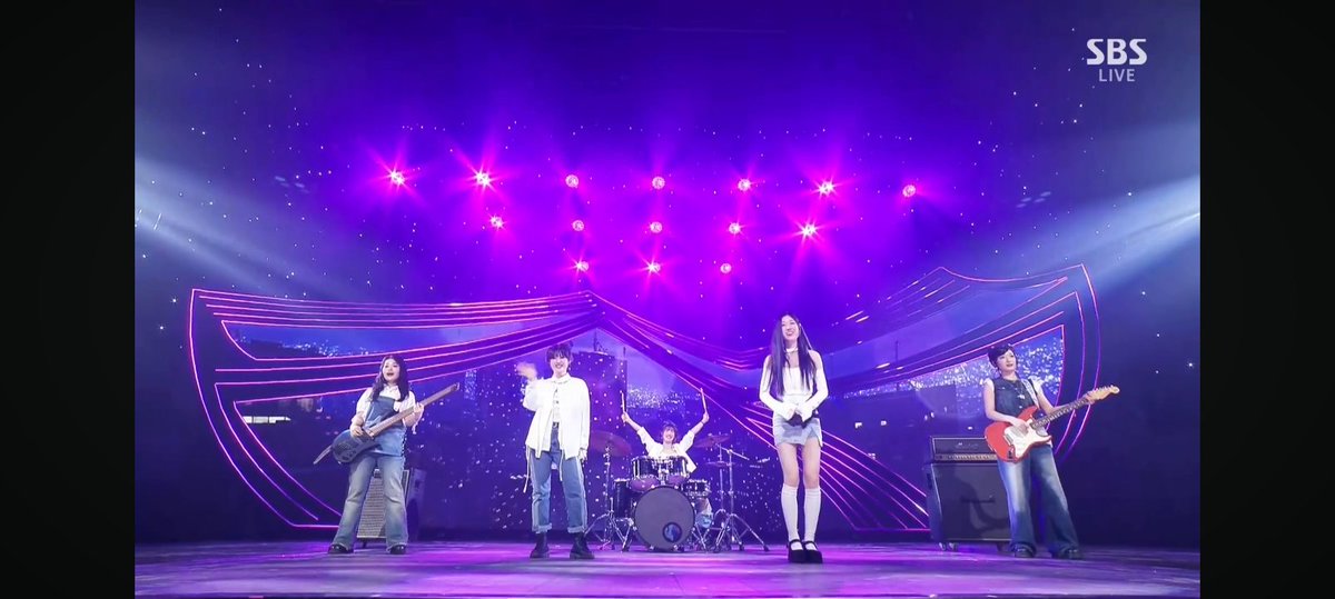 WWEKPOP's tweet image. #INKIGAYO UPDATE: #REDOOPART IS DONE PERFORMING! 

THE MC'S ARE OUT ESPECIALLY #YIHYUN AND THEY ARE WEARING THEIR RACECAR OUTFIT 🏎️ 

TUNE IN TO @kpop_sbs #INKIGAYO RIGHT NOW ON SBS 🚨