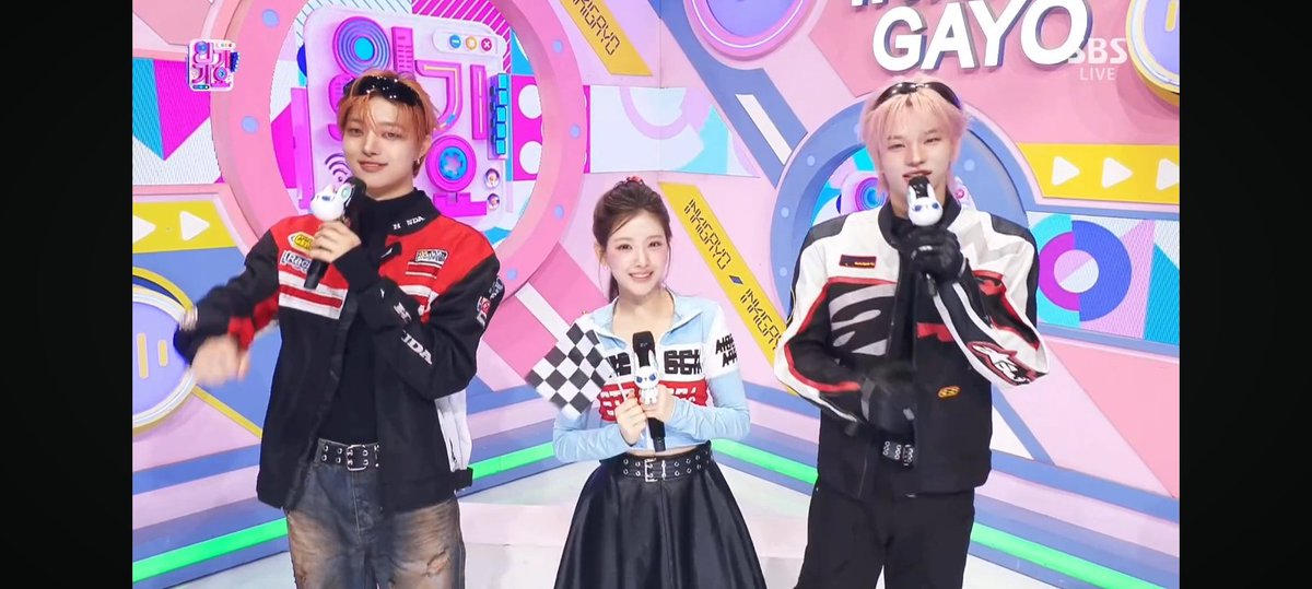 WWEKPOP's tweet image. #INKIGAYO UPDATE: #REDOOPART IS DONE PERFORMING! 

THE MC'S ARE OUT ESPECIALLY #YIHYUN AND THEY ARE WEARING THEIR RACECAR OUTFIT 🏎️ 

TUNE IN TO @kpop_sbs #INKIGAYO RIGHT NOW ON SBS 🚨