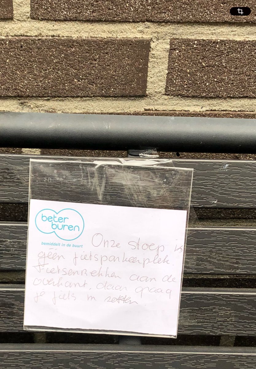 MonicaKeyzer's tweet photo. 🚲
Beter Buren 
Bemiddelt in de buurt

Onze stoep is
géén fietsparkerplek 
Fietsenrekken aan de 
overkant, daar graag
je fiets in zetten

#straattaal Boomstraat - Amsterdam.

#fietsparkeren #stoepstalling #bankje https://t.co/FatkdxlGYs