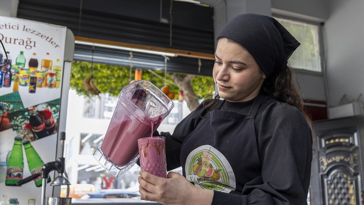 Mersin Büyükşehir Belediyesi bünyesinde faaliyet gösteren MERCEK Mesleki Eğitim Merkezleri’nde; mesleğini geliştirmek, değiştirmek ya da yeni bir meslek edinmek isteyen yurttaşlar, ilgi alanlarına göre geniş yelpazede sunulan ücretsiz eğitimlerle kendilerini geliştirme fırsatı