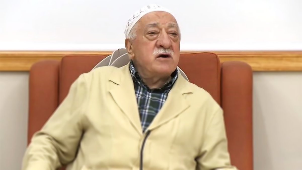 superhaber's tweet photo. FETÖ'de büyük panik

Firari FETÖ'cüler için yolun sonu: Tam 1.4 milyar TL ödül konuldu! 

İşte isim isim iadesi istenenler

https://t.co/ykALEB7qQ1 https://t.co/GfZcFrt29t