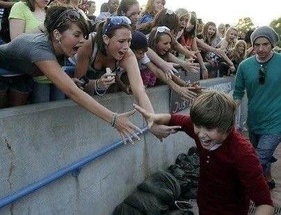 portugalforjb's tweet photo. WE NEVER LEFT #BIEBERCHELLA https://t.co/PtojKo6cJp