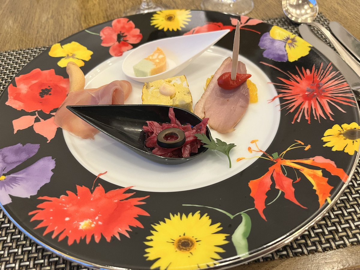 WawashiVRc's tweet photo. スペイン村ホテルのディナーは良いぞ！
2日遊び倒して撤収じゃ〜 https://t.co/qGT2y3eyhq