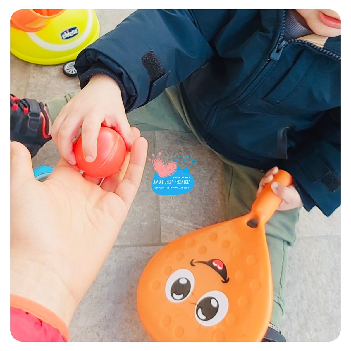 AmiciDellaPedia's tweet image. #AmiciDellaPediatria 🩵 “Passami la palla, passami un sorriso!” 🎾 Il #gioco condiviso è il segreto per crescere felici: insegna l’empatia, la pazienza e la bellezza dello stare insieme.

#CrescendoGiocando ❤️