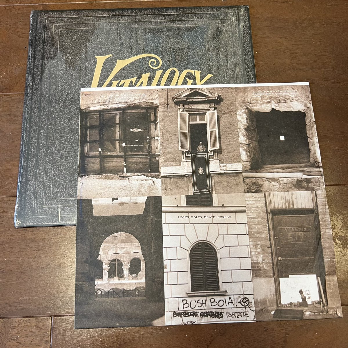 Ryoya_Kawada's tweet photo. 勢いに乗ってレコード聴きまくる日曜日。
同じく1994年のパールジャムの3rdアルバムVitalogyですね。3枚目にして少し作風が変わった感じもして当時はあまり聴かなかった記憶があるけど、いま、30数年前を振り返りつ聴いてみると良い曲多いな。

#pearljam #vitalogy https://t.co/4XMMdXzLb1