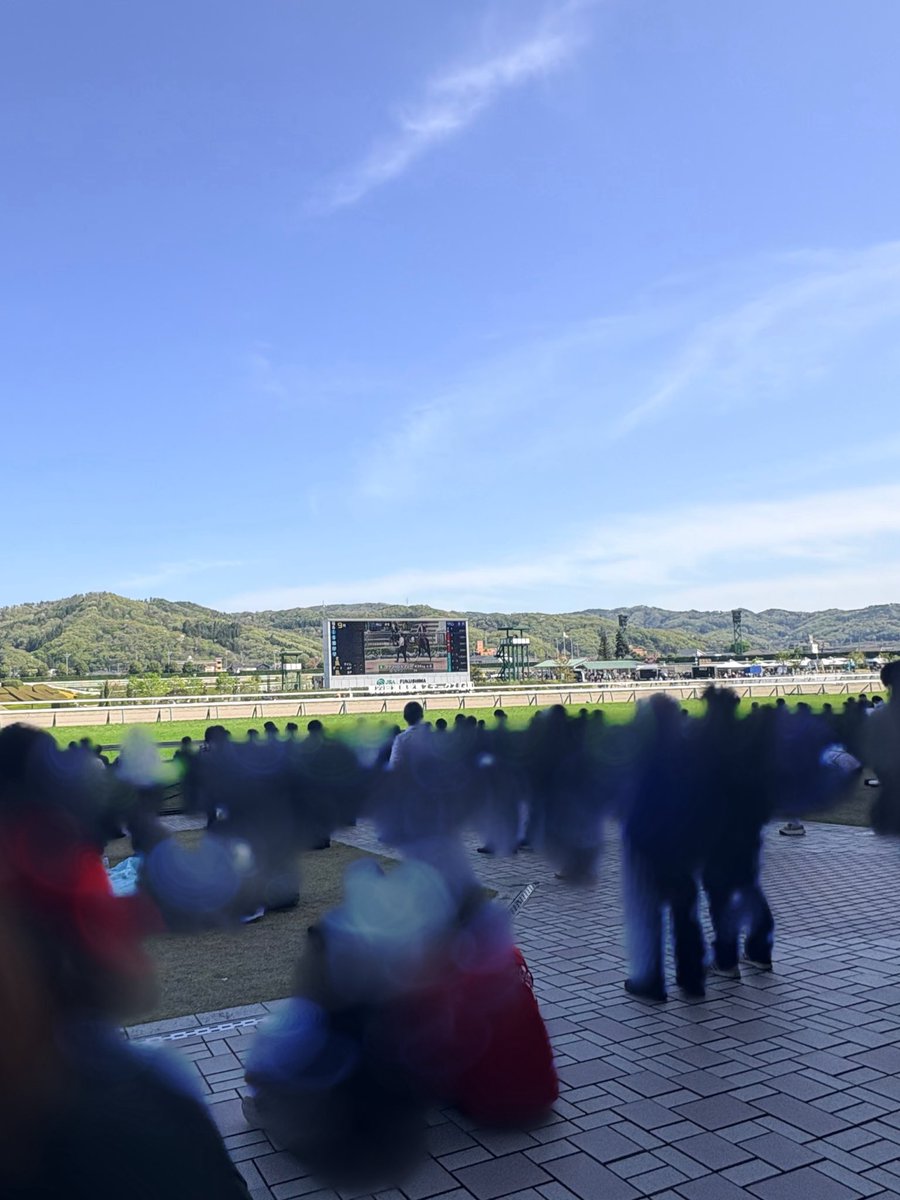 FUWEsound's tweet photo. 【活動報告】

本日4月19日、福島競馬場にてファンファーレを演奏させていただきました🐎
晴れ渡る空の中で開幕を飾ることができ、私たちも嬉しく思います☺️
今回の演奏、いかがでしたか？？🎶

#福島大学　#福島大学吹奏楽団　#ファンファーレ https://t.co/FLXDe2P7IW