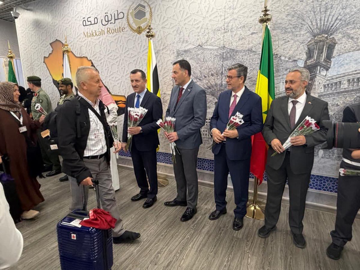 ashalabi1380's tweet photo. وصل الفوج الأول من حجاج الجمهورية التركية إلى المدينة المنورة، وكان في استقبالهم سفير الجمهورية التركية البروفيسور الدكتور أمير الله إشلر، والقنصل العام في جدة مصطفى أونال، ومستشار الخدمات الدينية بسفارة تركيا في الرياض البروفيسور الدكتور رمضان مسلو، وملحق الخدمات الدينية بالقنصلية التركية في جدة الدكتور أحمد أوغوز
Türkiye Cumhuriyeti’nden gelen ilk hacı kafilesi Medine-i Münevvere’ye ulaştı. Kafileyi, Türkiye Cumhuriyeti’nin Büyükelçisi Prof. Dr. Âmirullah İşler, Cidde Başkonsolosu Mustafa Ünal, Riyad Büyükelçiliği Din Hizmetleri Müşaviri Prof. Dr. Ramazan Muslu ve Cidde Başkonsolosluğu Din Hizmetleri Ataşesi Dr. Ahmet Oğuz karşıladı.