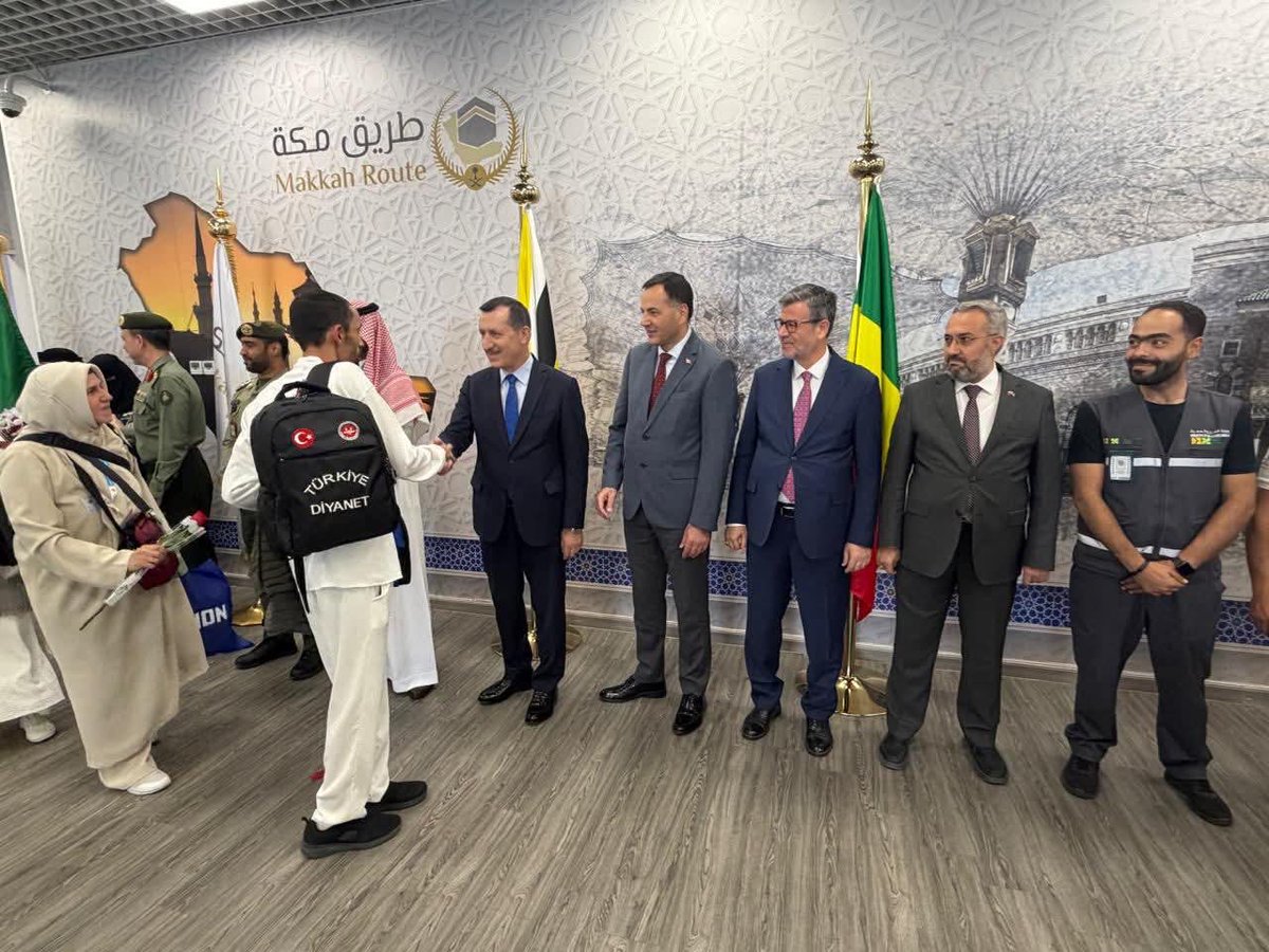 ashalabi1380's tweet photo. وصل الفوج الأول من حجاج الجمهورية التركية إلى المدينة المنورة، وكان في استقبالهم سفير الجمهورية التركية البروفيسور الدكتور أمير الله إشلر، والقنصل العام في جدة مصطفى أونال، ومستشار الخدمات الدينية بسفارة تركيا في الرياض البروفيسور الدكتور رمضان مسلو، وملحق الخدمات الدينية بالقنصلية التركية في جدة الدكتور أحمد أوغوز
Türkiye Cumhuriyeti’nden gelen ilk hacı kafilesi Medine-i Münevvere’ye ulaştı. Kafileyi, Türkiye Cumhuriyeti’nin Büyükelçisi Prof. Dr. Âmirullah İşler, Cidde Başkonsolosu Mustafa Ünal, Riyad Büyükelçiliği Din Hizmetleri Müşaviri Prof. Dr. Ramazan Muslu ve Cidde Başkonsolosluğu Din Hizmetleri Ataşesi Dr. Ahmet Oğuz karşıladı.