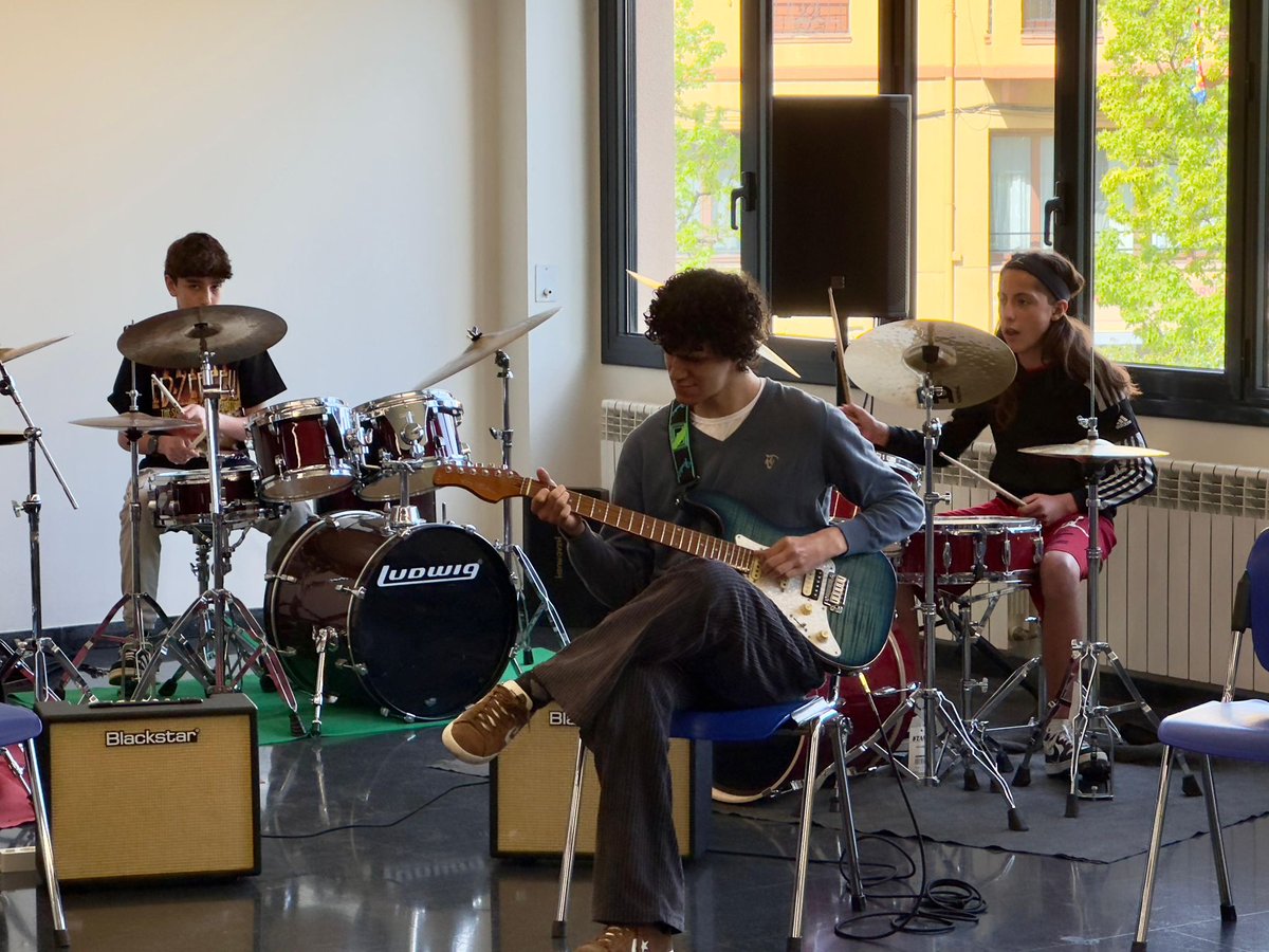 cmpirineus's tweet photo. 🎶Classes magistrals🎶
Dissabte el Departament de Música Moderna va gaudir a la seu de la Seu d’Urgell de la classe magistral de Ramon Prats.

I la seu de Berga, la classe magistral dels departaments de vent metall i vent fusta ensenyava neteja i manteniment d'instruments. https://t.co/8d4qr1fqwR