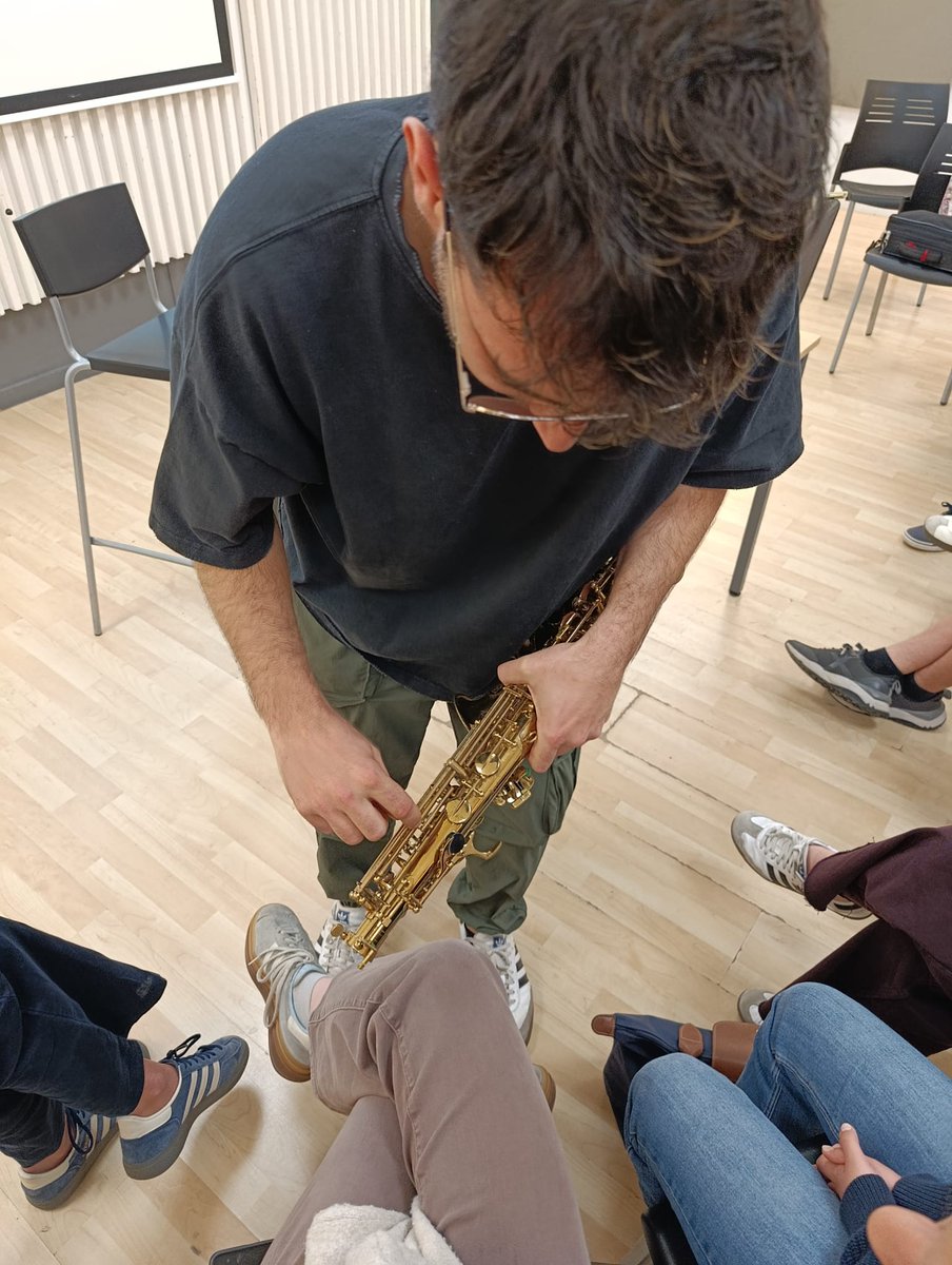 cmpirineus's tweet photo. 🎶Classes magistrals🎶
Dissabte el Departament de Música Moderna va gaudir a la seu de la Seu d’Urgell de la classe magistral de Ramon Prats.

I la seu de Berga, la classe magistral dels departaments de vent metall i vent fusta ensenyava neteja i manteniment d'instruments. https://t.co/8d4qr1fqwR