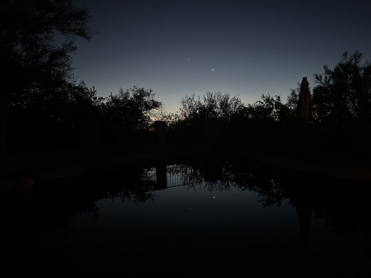 RefriedBrean's tweet image. The crescent moon and Venus performed a lovely dance for us tonight in #Tucson.
