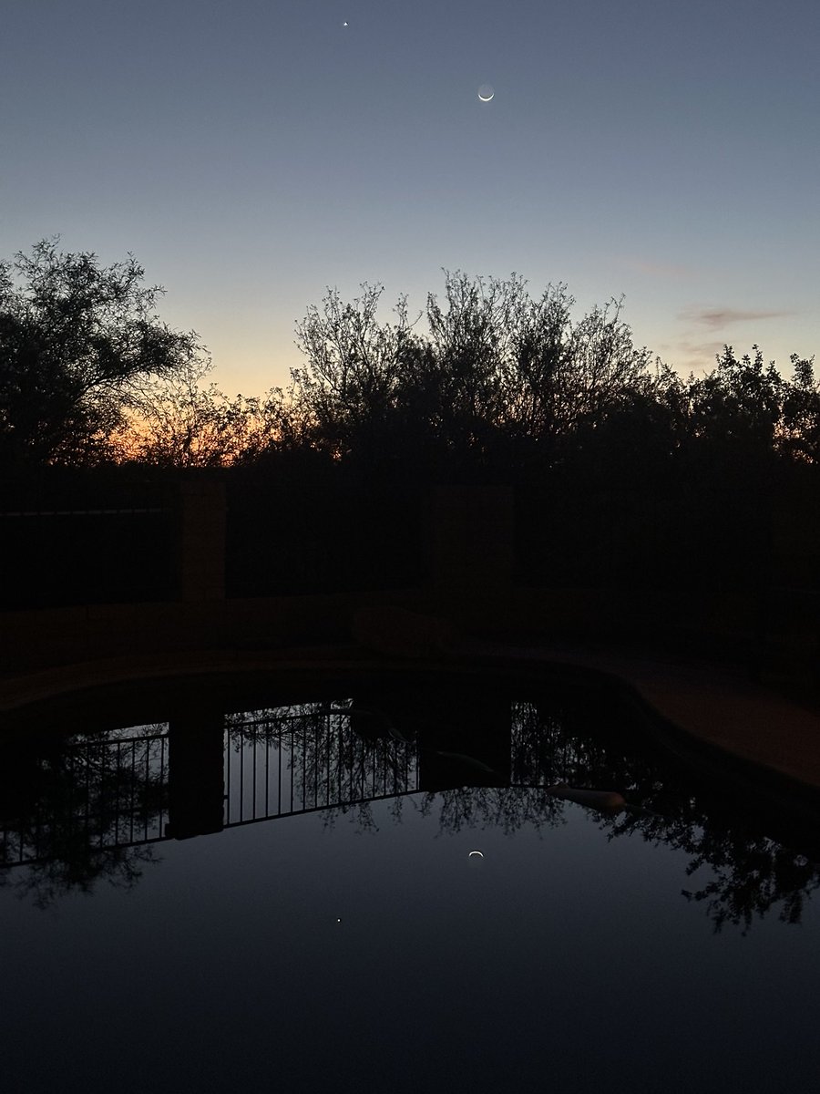 RefriedBrean's tweet image. The crescent moon and Venus performed a lovely dance for us tonight in #Tucson.