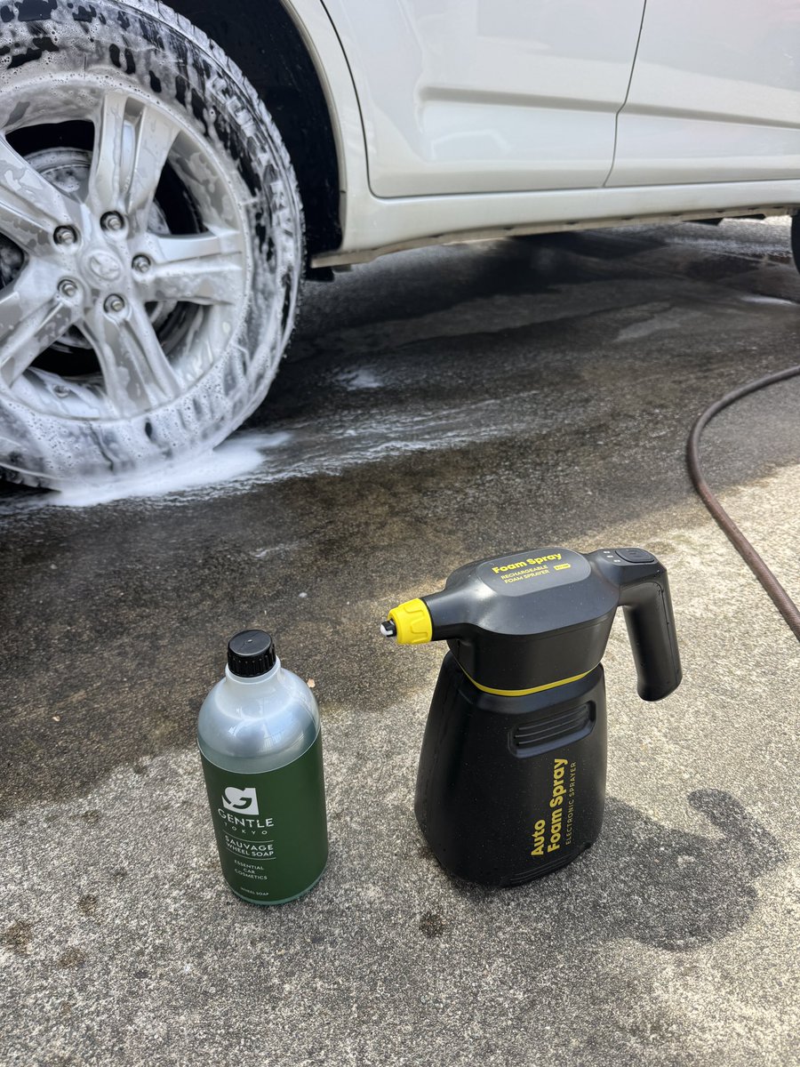 jingoro33's tweet image. 今日は嫁さんの車のタイヤホイール洗い

鉄粉除去して
Gentleさんの sauvage wheel soap
300mlサイズが無くなったので
1Lサイズを開封 70倍でも
良い匂いで汚れ落ちも良くて
お気に入り

#Gentle tokyo