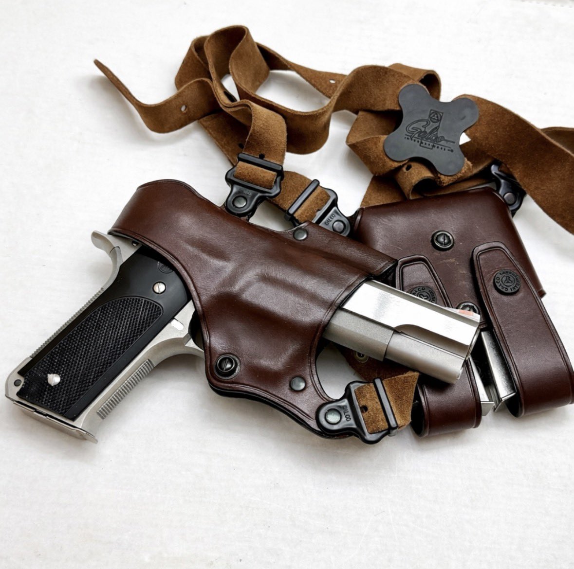 この間買ったM645のホルスターEベイで中古買って届いた。シーズン3ドンピシャじゃ無いけどジャックアスリグのストラップ位置はマイアミクラシックよりかっこいいとおもう。