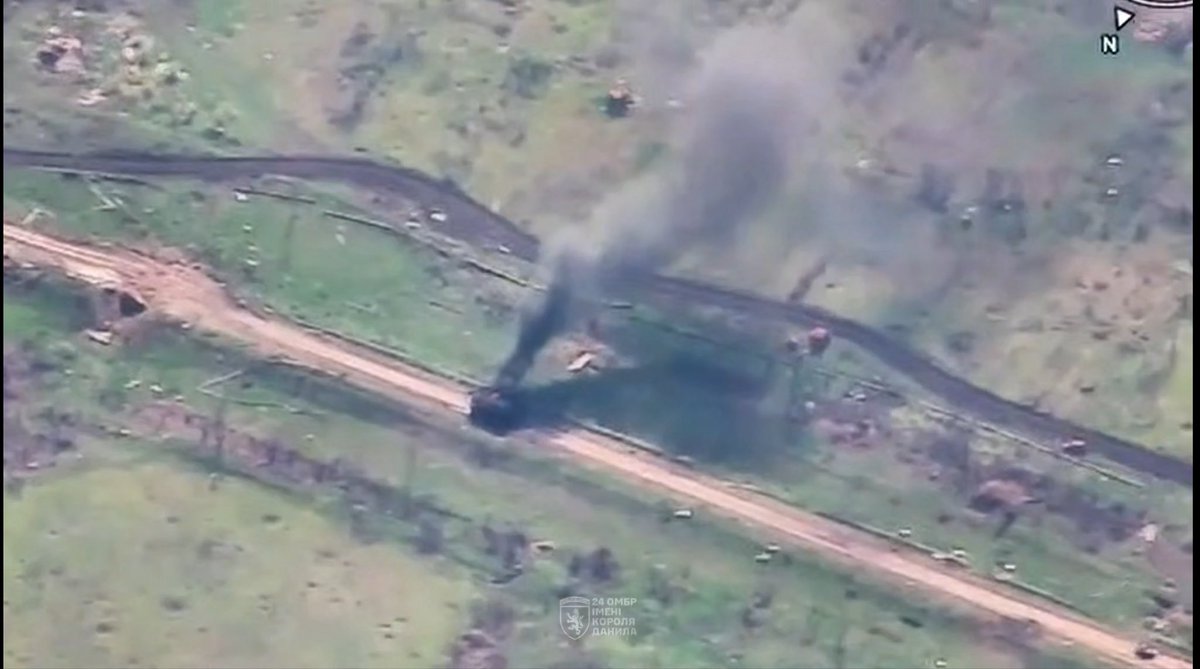 Друзі, на скріні – палаюча російська бронетехніка під Часовим Яром, яку знищили воїни 24 бригади. 

Прошу вас закинути грошей на детектори дронів для 24-ки. Вони попереджатимуть про небезпеку FPV та рятуватимуть життя.

Сюди: send.monobank.ua/jar/97w8Rc63D8

Прошу підтримати та поширити.