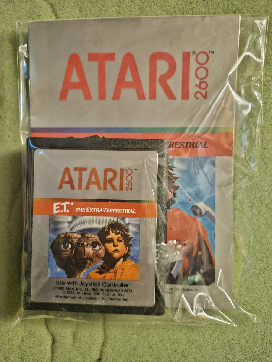 316Glock's tweet image. Today in my Retro Collection,  I'm showing off E.T. for the 2600. This came out in 1982. This game was one of the contributors of the game crash in the 80's. About 700,000 games we're buried in a landfill in 1983, a lot of them being E.T. #ET #Atari2600 #MyRetroCollection