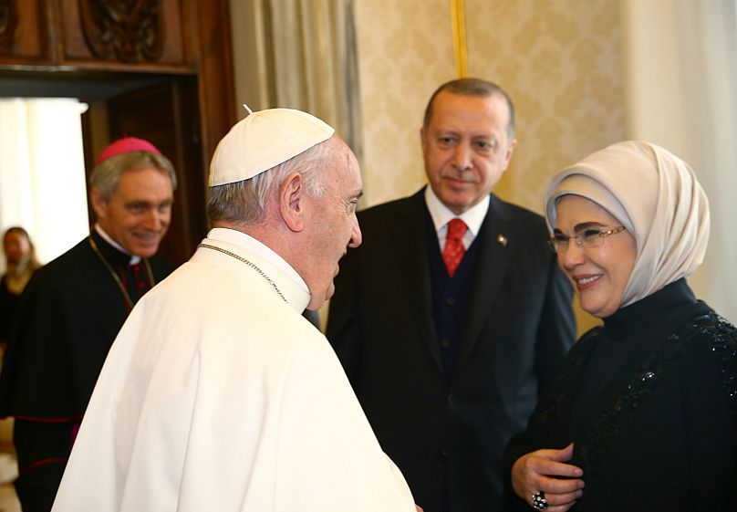 SiriusBeta3434's tweet image. Mesela #BOP ün eşbaşkanı mi olmus @eczozgurozel 
Mesela Müslümanlar üzerine Haçlı seferleri düzenleyen #Vatican dan 15 Temmuz sonrası destek almaya mi gitmiş!
Mesela #Yahudi cesaret madalyası mi almış?
Mesela ülkeyi #Siyonist BlackRock a mi peşkeş çekmiş (#Giresun,#Ordu,#Akbelen